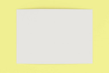 Sarı arka plan üzerinde boş beyaz açık üç katlı broşür mockup