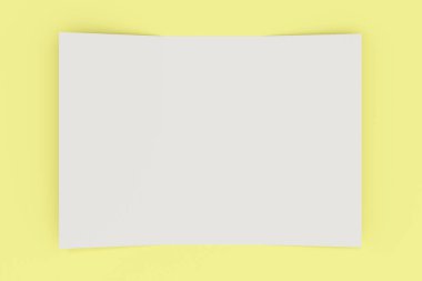 Sarı arka plan üzerinde boş beyaz açık üç katlı broşür mockup