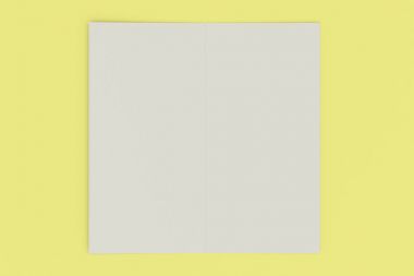 Boş beyaz iki kat broşürü mockup Sarı zemin üzerine