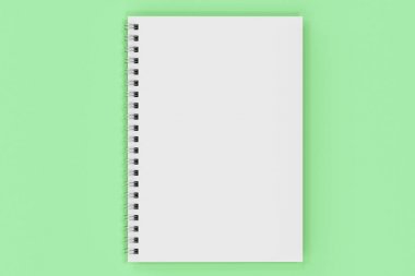 Yeşil arka plan üzerinde bağlı kapalı defter spiral