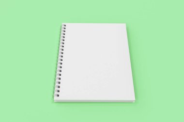 Yeşil arka plan üzerinde bağlı kapalı defter spiral