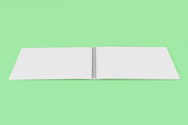 Notebook branco em branco aberto com espiral de metal encadernado em backg verde — Fotografia de Stock
