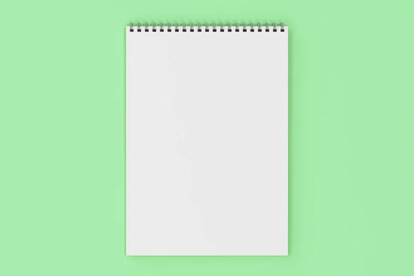 Caderno branco em branco com espiral de metal encadernado em fundo verde — Fotografia de Stock