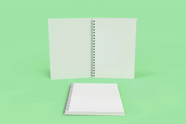 Két jegyzetfüzet, spirál kötött zöld háttér — Stock Fotó