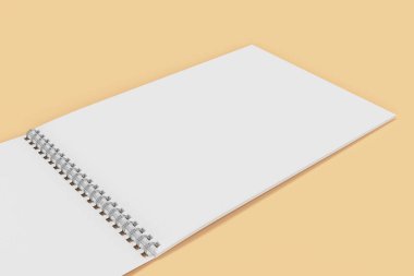 Açık boş beyaz defter metal spiral ile turuncu geri bağlı