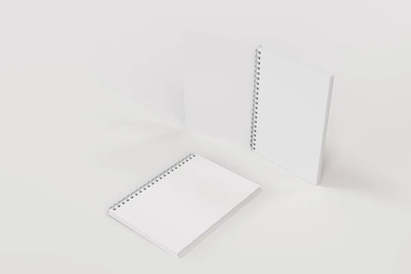 Dva notebooky s spiral vázán na bílém pozadí — Stock fotografie