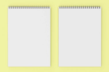 Boş beyaz defter ile metal sarmal sarı adam bağlı