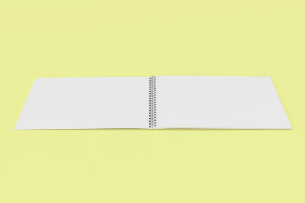 Cuaderno blanco abierto con espiral metálica encuadernada en la espalda amarilla —  Fotos de Stock
