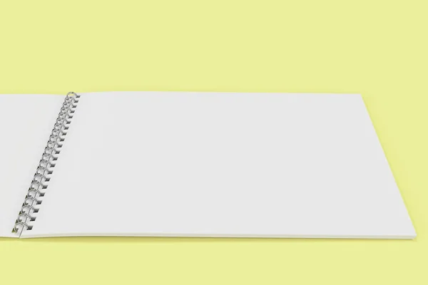 Aperto notebook bianco bianco con spirale metallica rilegato sul retro giallo — Foto Stock