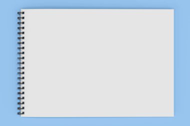 Üzerinde mavi arka plan beyaz boş defter siyah sarmal ile bağlı