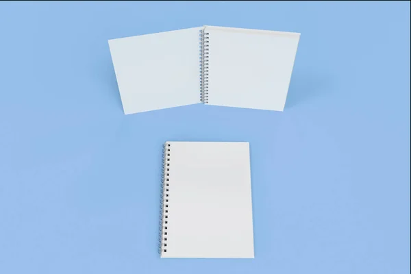 Két jegyzetfüzet, spirál kötött a kék háttér — Stock Fotó