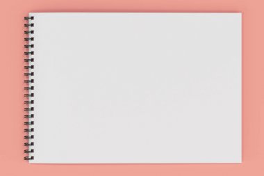 Kırmızı zemin üzerine beyaz boş defter siyah sarmal ile bağlı