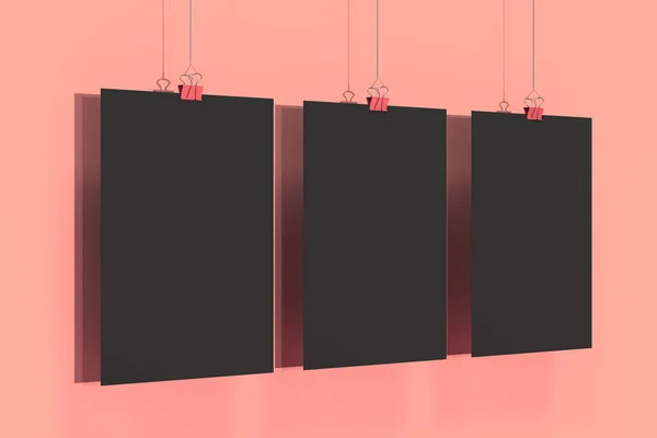 Tres carteles negros en blanco con clip de encuadernación maqueta en backgro rojo — Foto de Stock