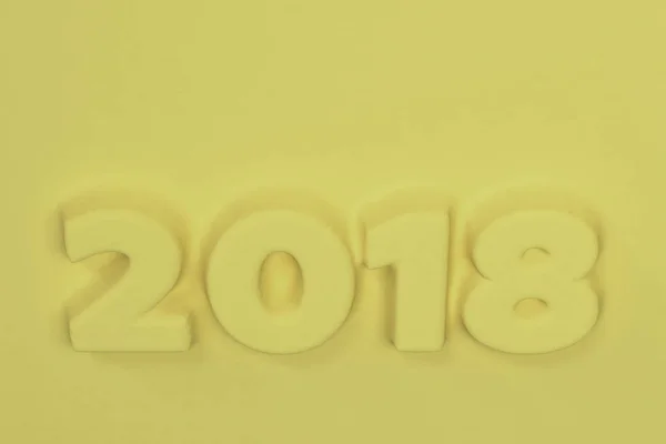 Барельеф жёлтого числа 2018 — стоковое фото