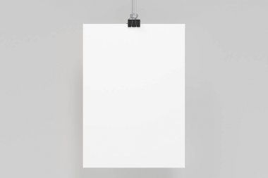 Ciltçi klibini mockup beyaz arka plan üzerinde boş beyaz poster