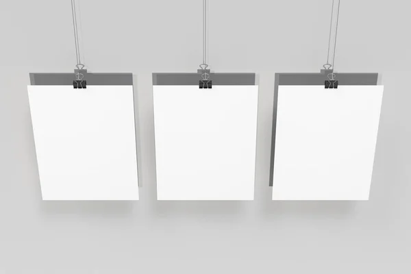 Três cartazes brancos em branco com mockup do grampo do ligante no backg branco — Fotografia de Stock