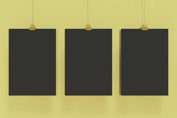 Três cartazes pretos em branco com mockup do grampo do aglutinante na parte traseira amarela — Fotografia de Stock