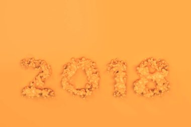 Sıvı turuncu 2018 numarasıyla turuncu zemin üzerine düşer