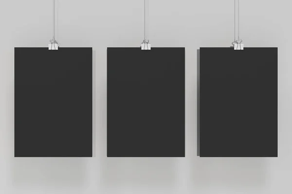 Trois affiches noires vierges avec modèle de pince à reliure sur fond blanc — Photo