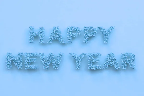 Щасливі новорічні слова з блакитних кульок на синьому фоні — стокове фото