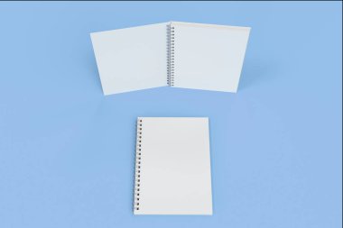 İki defter spiral ile mavi arka plan üzerinde bağlı