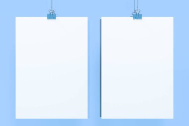 Ciltçi ile iki boş beyaz posterler mockup mavi backgrou klip