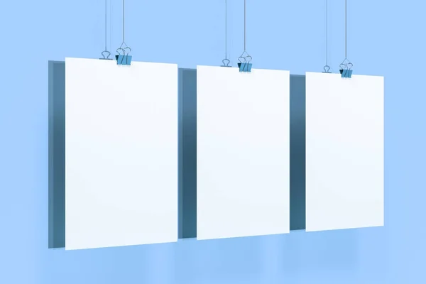 Três cartazes brancos em branco com mockup de grampo de aglutinante no backgr azul — Fotografia de Stock
