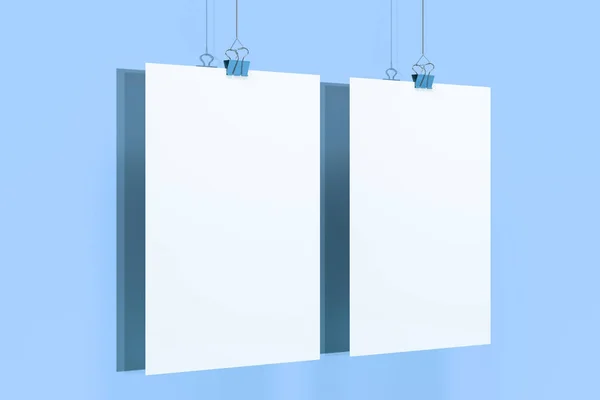 Dos carteles blancos en blanco con clip de encuadernación maqueta sobre fondo azul —  Fotos de Stock