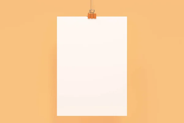 Порожній білий плакат з маком зв'язувального затискача на помаранчевому фоні — стокове фото