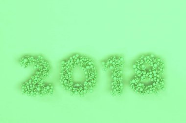 yeşil zemin üzerine yeşil topları numaradan 2018