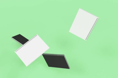 Yeşil arka plan üzerinde dört defter spiral ile bağlı