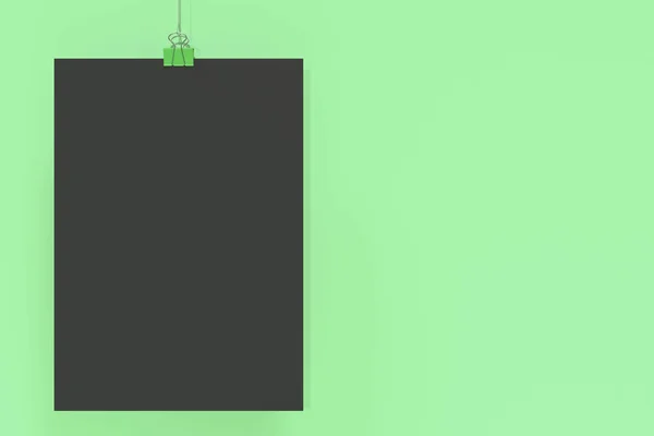 Puste czarny plakat z makieta klipu spinacza na zielonym tle — Zdjęcie stockowe