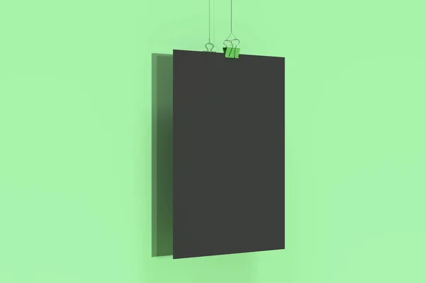 Prázdné černé plakát s pořadače klipu maketa na zeleném pozadí — Stock fotografie