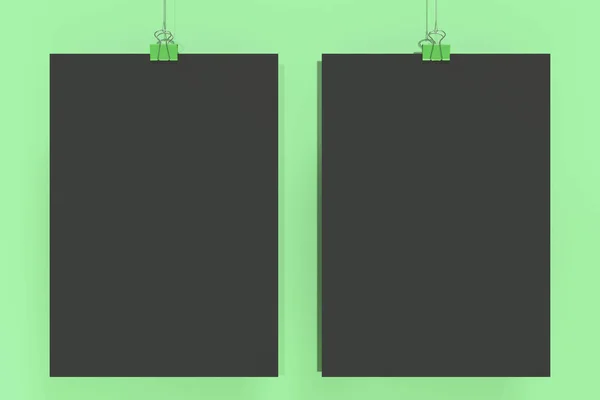 Dois cartazes pretos em branco com mockup de grampo de aglutinante no backgro verde — Fotografia de Stock