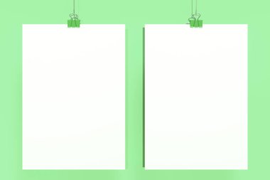 Ciltçi ile iki boş beyaz posterler mockup yeşil backgro klip