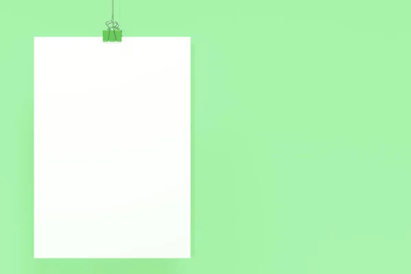 Pusty biały plakat z makieta klipu spinacza na zielonym tle — Zdjęcie stockowe