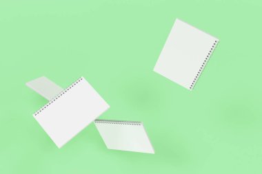 Yeşil arka plan üzerinde dört defter spiral ile bağlı