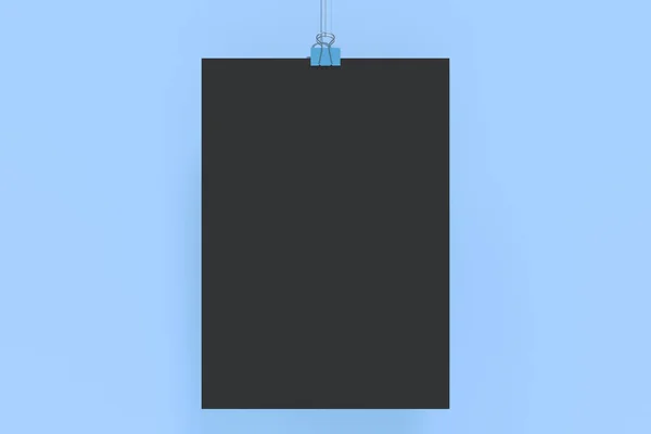 Puste czarny plakat z makieta klipu spinacza na niebieskim tle — Zdjęcie stockowe