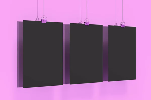 Três cartazes pretos em branco com mockup de grampo de aglutinante na parte traseira violeta — Fotografia de Stock