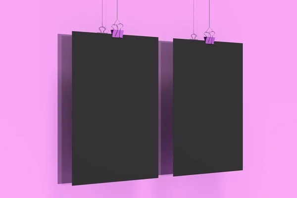 Dvě prázdné černé plakáty s binder klip maketa na fialové pozadí — Stock fotografie