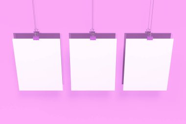 Ciltçi ile üç boş beyaz afiş mockup geri violet klip