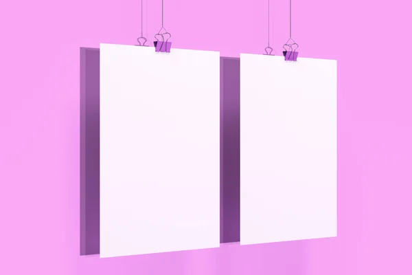Dwa puste białe plakaty ze spoiwem klipu makieta na fioletowym tle — Zdjęcie stockowe
