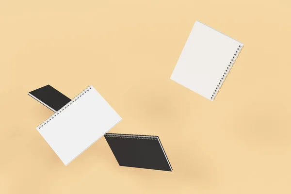Cuatro cuadernos con espiral encuadernada sobre fondo naranja —  Fotos de Stock