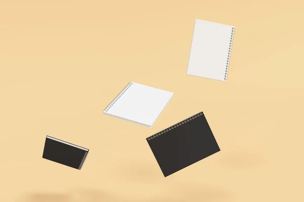 Quatro cadernos com encadernação em espiral em fundo laranja — Fotografia de Stock