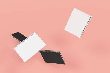 Kırmızı zemin üzerine dört defter spiral ile bağlı