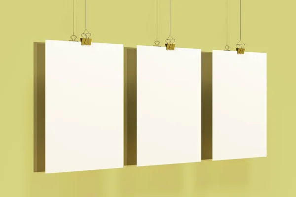 Três cartazes brancos em branco com mockup do grampo do aglutinante na parte traseira amarela — Fotografia de Stock