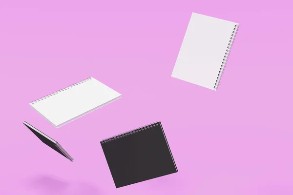 Quatro cadernos com encadernação em espiral sobre fundo violeta — Fotografia de Stock