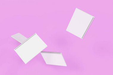 Menekşe arka plan üzerinde dört defter spiral ile bağlı