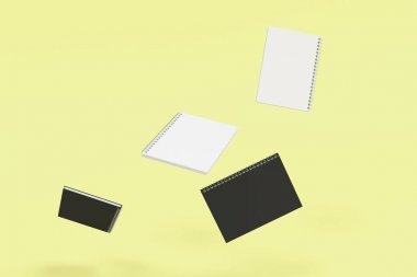 Sarı arka plan üzerinde dört defter spiral ile bağlı