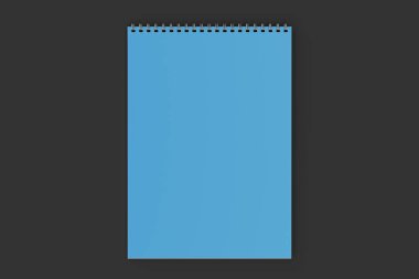 Boş mavi defter ile metal sarmal siyah arka plan üzerine bağlı